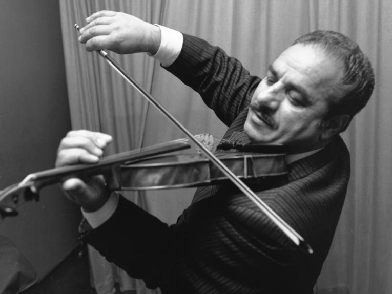 Franz „Schnuckenack“ Reinhardt (1921- 2006), Jazzmusiker (Geiger), Komponist und Interpret. Er war ein deutscher Sinto, seine Musik wurde zumeist unter den Bezeichnungen „Zigeunerjazz“ oder „Musik deutscher Zigeuner“ veröffentlicht und kategorisiert, Foto von Wilhelm Hauschild, 1969